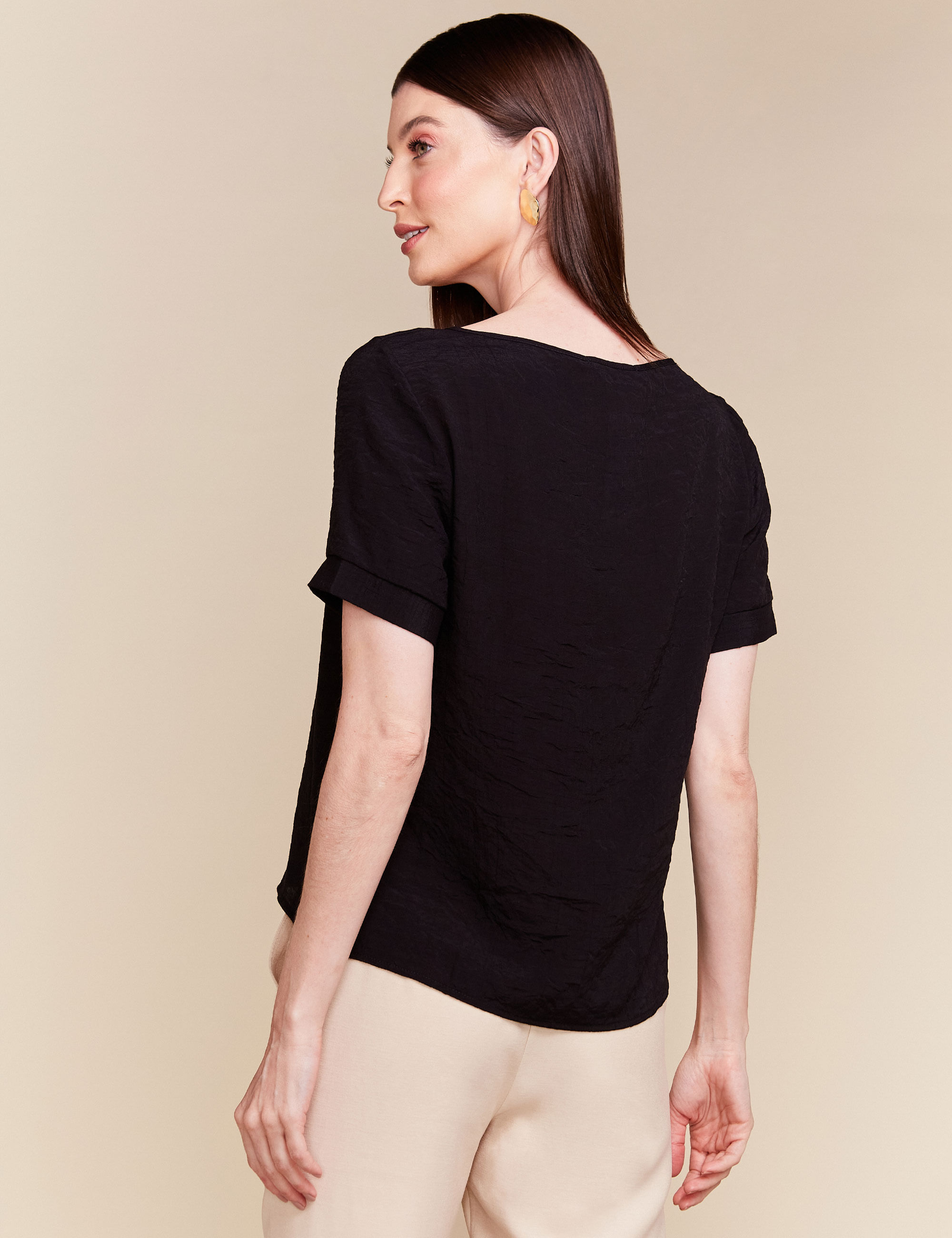 Blusa-Decote-Geometrico-Preta---4