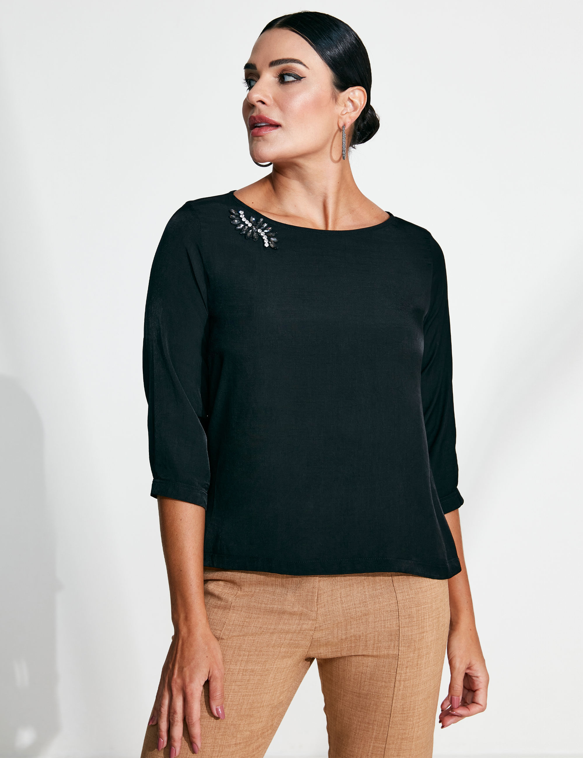 Blusa-Gola-Bordado-Preta---3